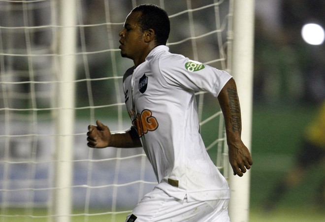 Atacante Bill corre para comemorar um de seus dois gols diante do Nacional | 