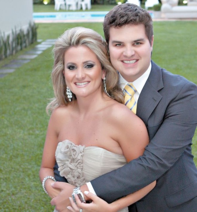 NOIVADO EM PONTA GROSSA - Maytê Milléo e Thiago Oliveira estrearam aliança na mão direita em jantar de noivado na casa dos pais dela, os amigos Indianara (Prestes Mattar) e César Milléo, cercados de familiares e amigos. Thiago é filho de Tere (Bertnol) e Almir de Oliveira. O casamento está marcado para o dia 30 de abril de 2011, no Clube Ponta-Lagoa |