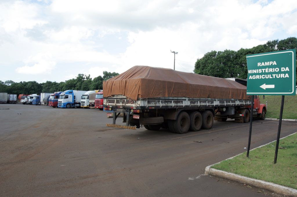 Pátio da Estação Aduaneira Interior, em Foz: perdas com caminhões que ficam parados variam entre 10% e 20% do valor do frete | Christian Rizzi/ Gazeta do Povo