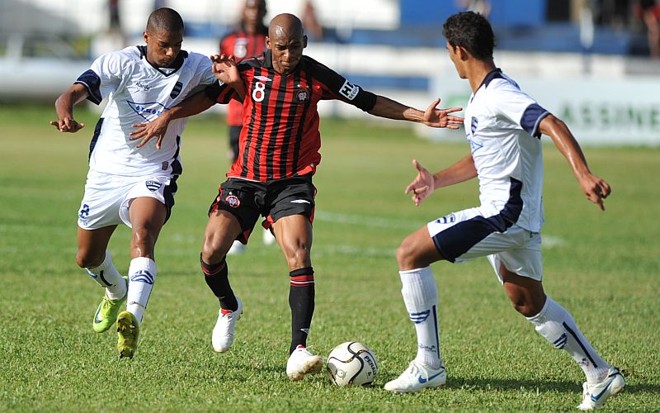 Tartá e Maicon disputam lance no meio de campo: camisa 8 atleticano teve apenas momentos esparsos de brilho | 