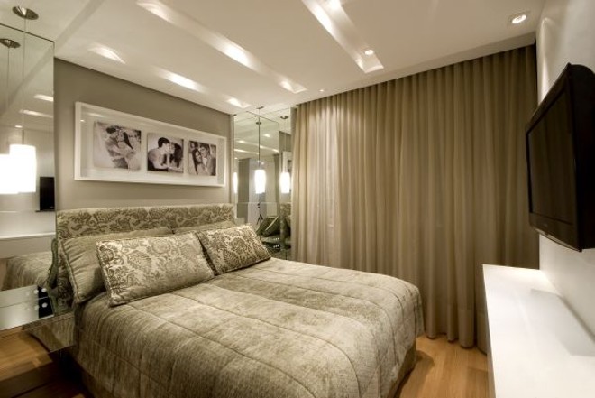 Painel de 1,60 metro de largura revestido com chenile criado por Viviane Loyola e Letícia Feres e feito em marcenaria. Custo : R$ 1.500 | 