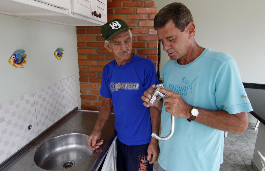 Wanderley Galli (direita) resolveu seguir a indicação do vizinho para contratar o encanador Pedro dos Santos | Valterci Santos / Gazeta do Povo