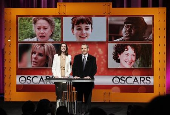 A atriz Anne Hathaway e o presidente da associação dos Oscars, Tom Sherak, anunciam os indicados ao Oscar 2010 | 