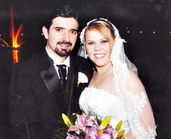 CASAMENTO ELEGANTE - Em bonito acontecimento, casaram-se Karina de Santana e Theodoro De Bona Foltran, na Igreja Nossa Senhora Auxiliadora, recebendo os convidados no Santa Monica. O noivo é filho de Iracema (De Bona) e Gilberto Foltran e neto do grande pintor paranaense Theodoro De Bona. Karina é filha de Aureli Pereira de Santana e Nicanor Alfredo de Santana |