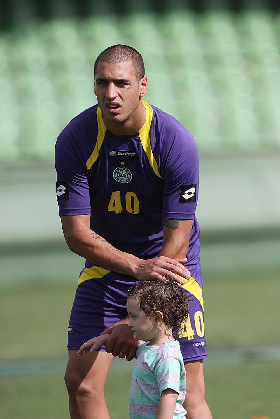 Fora do jogo por causa de uma tendinite, Ariel levou o filho, Bautista, ao treino de ontem do Coritiba | Giuliano Gomes/ Gazeta do Povo