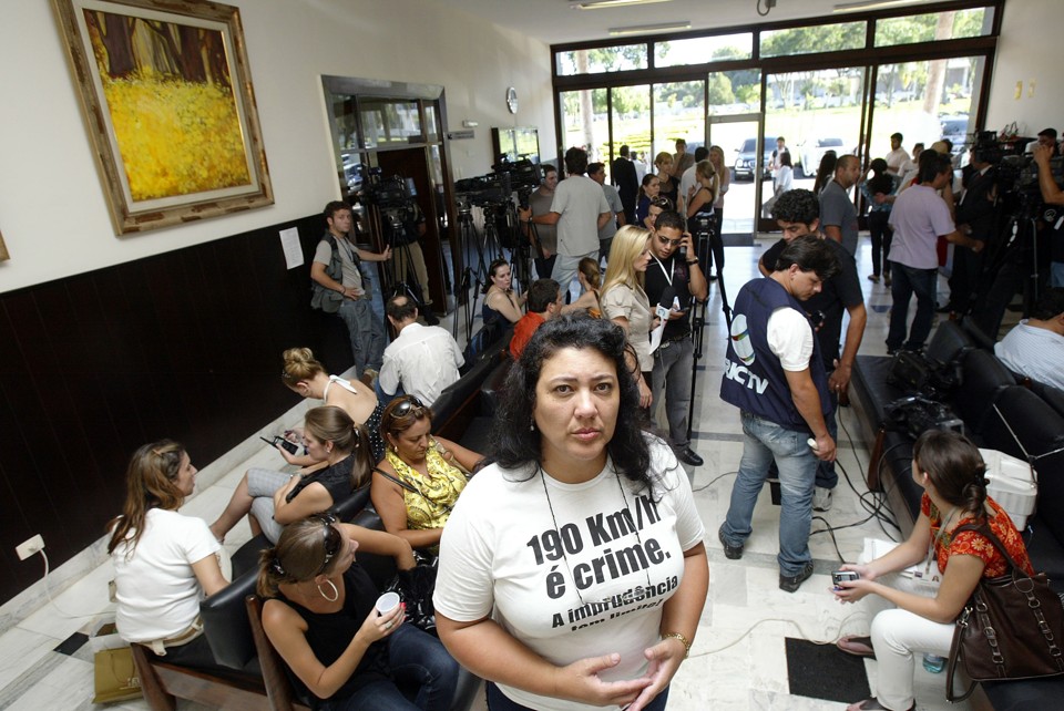 Cristiane Yared, mãe de um dos jovens mortos no acidente, na entrada da sala onde ocorreu a audiência (Foto tirada na quinta-feira) | Daniel Derevecki/Agência de Notícias Gazeta do Povo
