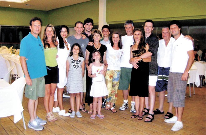 De preto, ao centro, Gilda e Caetano Munhoz da Rocha, penúltimo da esq. para a dir., em comemoração descontraída no Itapema Plaza, em Santa Catarina, onde ele festejou seus joviais e saudáveis 80 anos, rodeado pela bela família | 