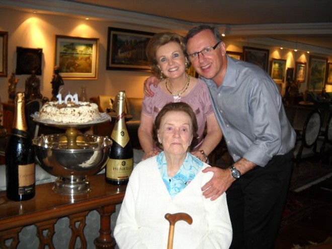 Cercada de familiares, Ida Bugmann celebrou, quarta-feira, a chegada aos 101 anos de vida com saúde e lucidez  na foto, junto ao neto Carlos Moreira Junior, chefe de gabinete do governador Roberto Requião, e a mãe dele, Saly Moreira | 