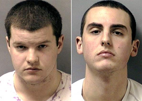 Charles Gill (esq.) e Ryan Knight, ambos de 21 anos, foram presos acusados de jogar bolas de neves em um carro policial e em outros veículos em Harrisonburg, na Virgínia | Divulgação