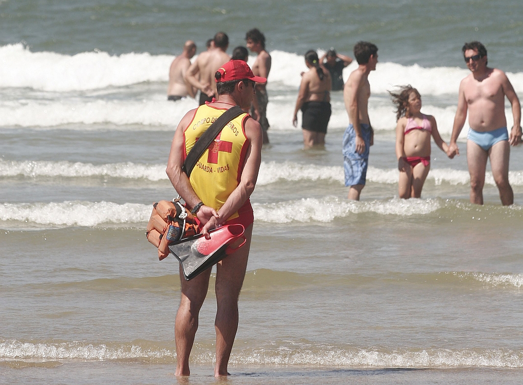 Sem os bombeiros nas praias, banhistas devem redobrar os cuidados ao entrar no mar | Jonathan Campos/Gazeta do Povo