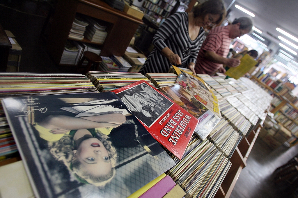 Parte do acervo de 4 mil LPs está exposto no sebo Figaro, em Curitiba: grupos de jazz de vários gêneros e artistas ingleses se destacam | Priscila Forone/ Gazeta do Povo