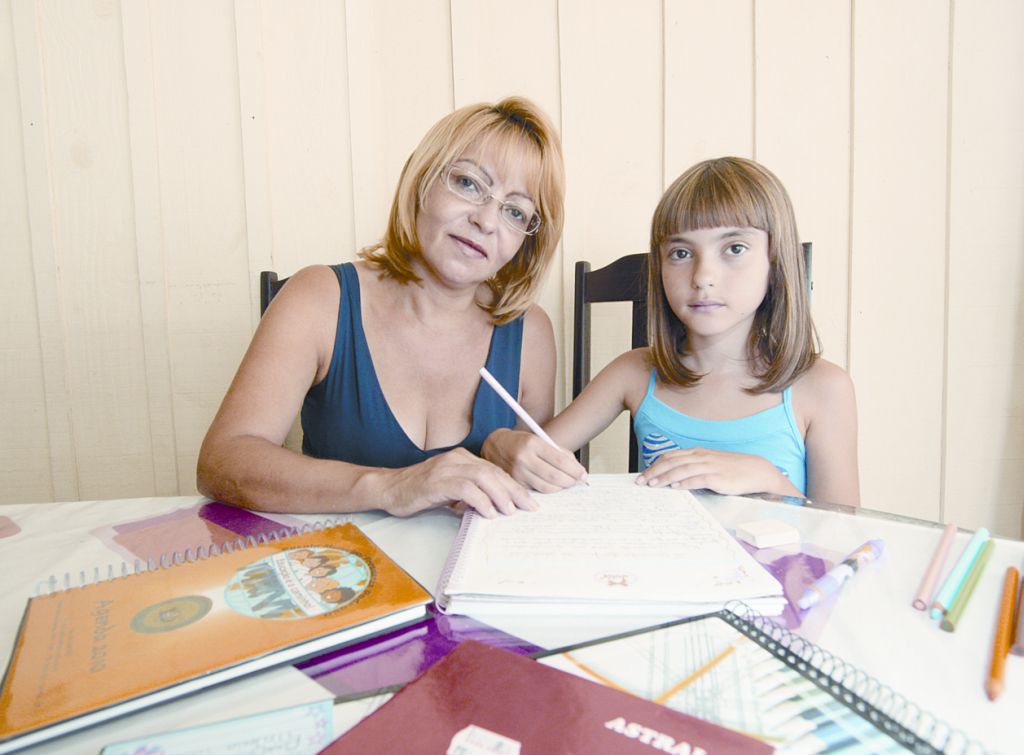 Laudenice Silva com a filha Alana, 9 anos: mãe leva e busca a menina na escola, e tem a oportunidade de conversar com os professores, que nunca reclamam da aluna | Giuliano Gomes/Gazeta do Povo