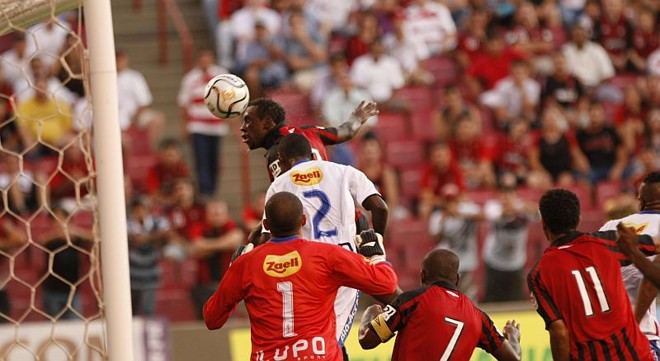 Manoel se antecipa a Catatau e faz o segundo gol do Atlético após cruzamento de Netinho |