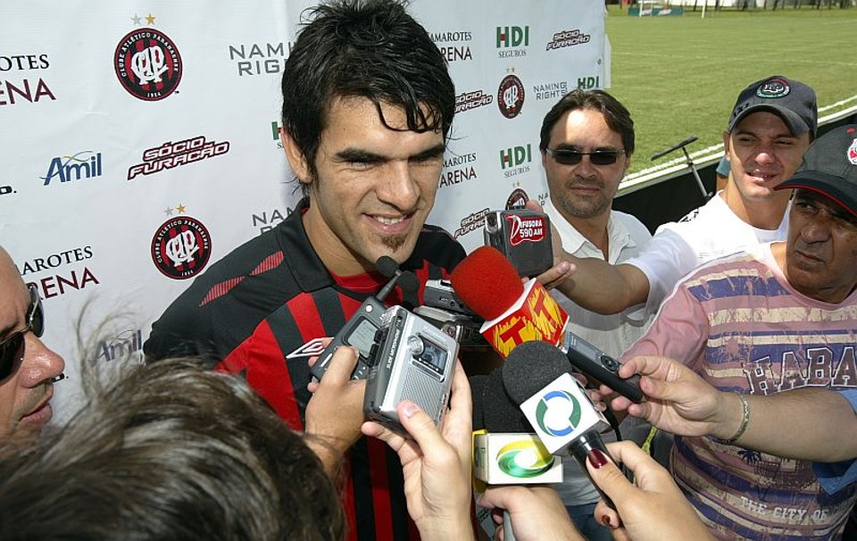 Javier Toledo foi apresentado na manhã desta terça-feira no CT do Caju e passou por bateria de perguntas dos repórteres | Daniel Deverecki/Gazeta do Povo