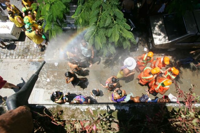 Moradores jogam água para refrescar os foliões | 