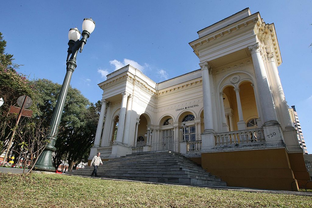 Uma das mudanças previstas na revisão da Lei Orgânica é o desconto do salário no vereador que faltar a sessões | Ivonaldo Alexandre/ Gazeta do Povo