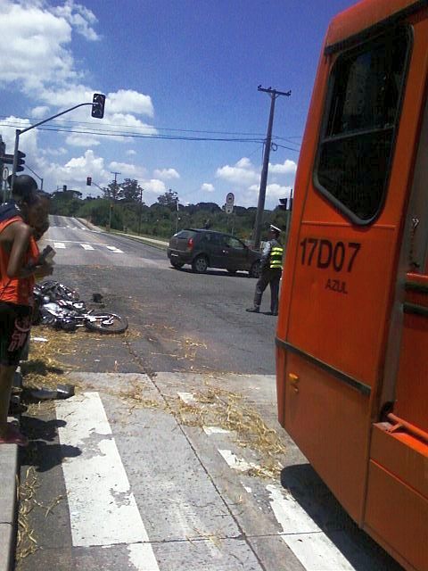 Acidente entre motocicleta e um ônibus biarticulado, no bairro Cristo Rei, em Curitiba | Leonardo Bonassoli