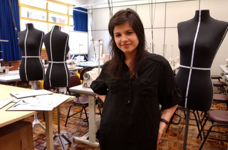Prestes a se formar em Arquitetura, Carolina Toppan Rabello deu uma guinada em sua car­­reira: apaixonada por moda, a jovem de 20 anos decidiu fazer o curso técnico em Design de Moda da PUCPR. Ainda no primeiro período do curso, ela já é finalista da 7ª Edição do Prêmio João Turin, que este ano tem o tema Paulo Leminski, o Homem, suas Palavras e seu Tem­­po. A final é dia 26 de fevereiro, no Paraná Business Collection | Fernando Barbosa