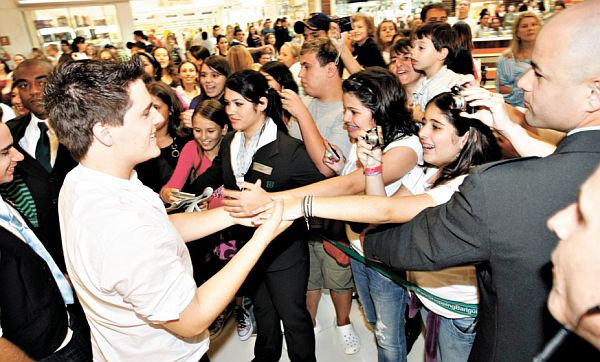 Olavo Cavalheiro, 19 anos, protagonista de HSM: O Desafio, foi bastante assediado pelos fãs | Fotos: Giuliano Gomes/Gazeta do Povo