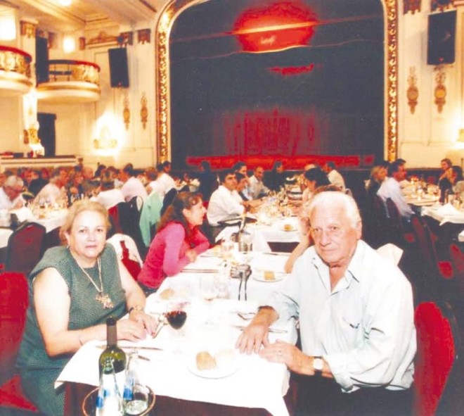 COMEMORAÇÃO EM BUENOS AIRES - O casal amigo Silene e Caio Quadros comemorou seus 48 anos de feliz casamento com viagem a Buenos Aires, onde celebraram a ocasião com jantar na tradicional casa de espetáculos Piazzolla Tango |