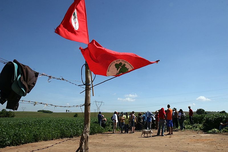 MST finca a bandeira em fazenda em Ponta Grossa, ocupada neste sábado (6) | Henry Milléo / Agência de Notícias Gazeta do Povo