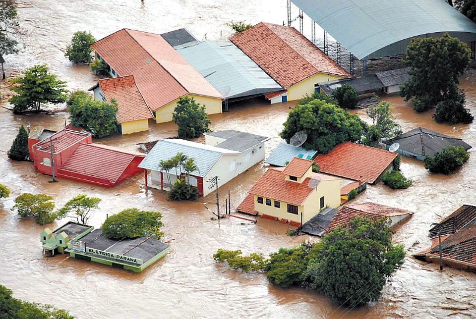Em Tomazina, o Rio das Cinzas subiu dez metros e alagou cerca de 40 residências e várias lojas | Everson Bressan/AEN
