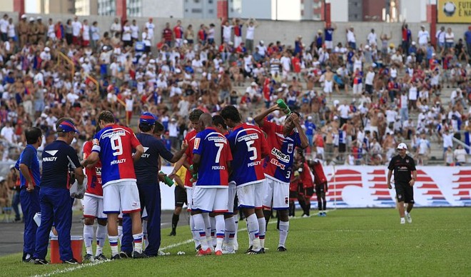 O calor de 33ºC fez com que a partida tivesse uma parada técnica para reidratação em cada tempo de jogo | 