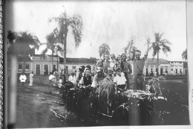 Um desfile do bloco dos baianos, na década de 30 | 