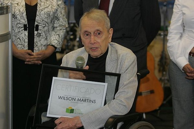 Wilson Martins recebendo homenagem na inauguração da Feira do Livro, na Praça Osório, em 2006 |