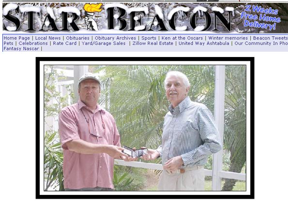 Jerry Busch (esq) devolve carteira para Henry Leland | Reprodução/The Star-Beacon