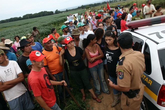 Polícia Militar negocia com grupo para fim do conflito. A PM chegou a disparar balas de borracha para conter enfrentamento | 