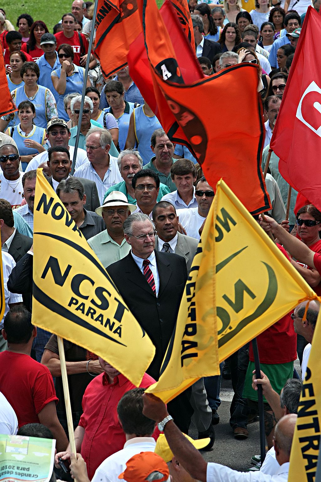 Pessuti, em meio a integrantes do governo e sindicalistas, na caminhada para entregar o pacotão de projetos que beneficiam os trabalhadores | Albari Rosa/Gazeta do Povo