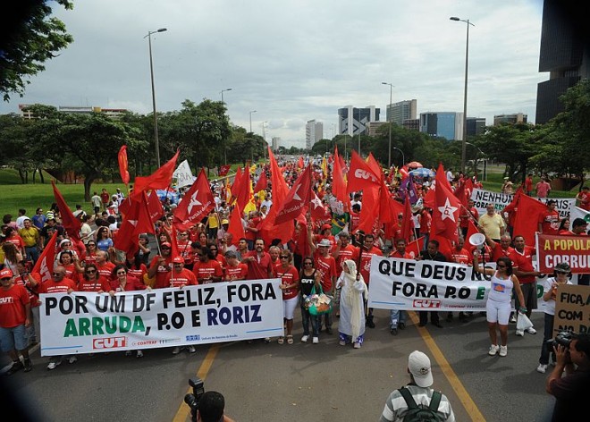 Centenas de pessoas saíram às ruas de Brasília em protesto contra escândalos do governo do Distrito Federal | Antonio Cruz / ABr