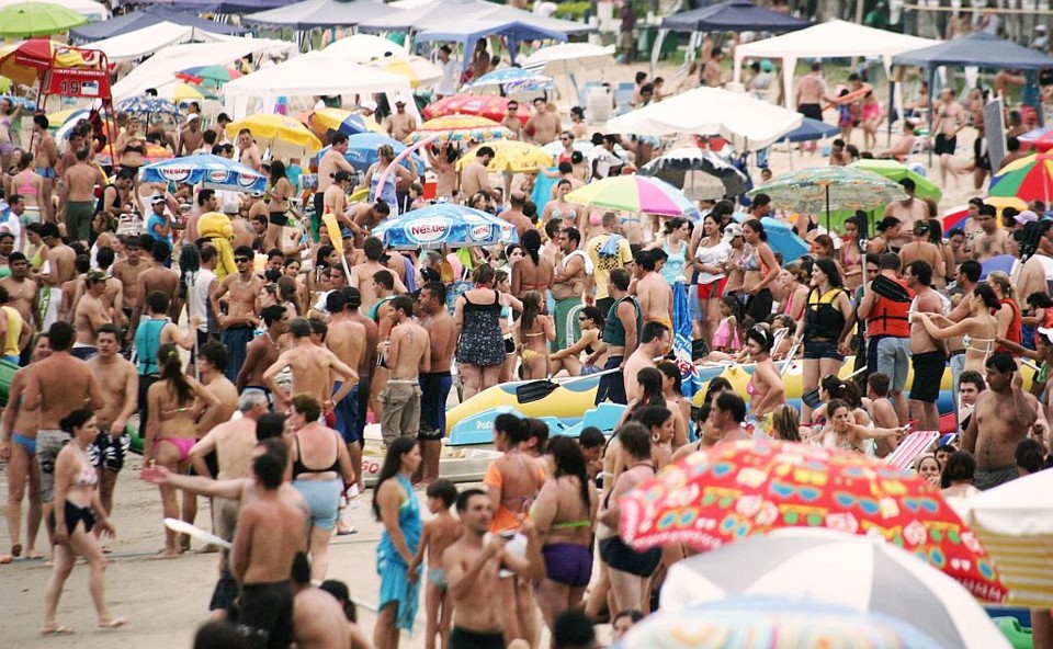 Se depender da previsão do tempo, deve dar praia no Litoral do Paraná durante o Carnaval. Areias devem ficar movimentadas como no ano passado | Arquivo/Daniel Castellano/Gazeta do Povo