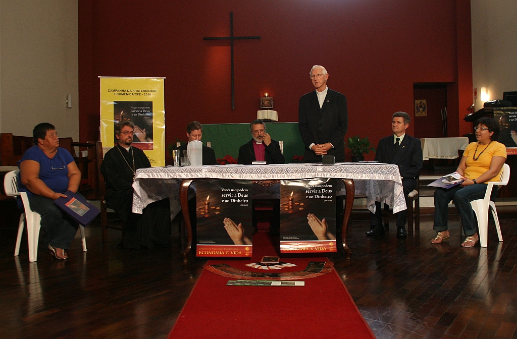 Dom Moacyr Vitti (em pé): líderes de várias igrejas querem envolver suas comunidades em ações de economia solidária | Jonathan Campos/Gazeta do Povo