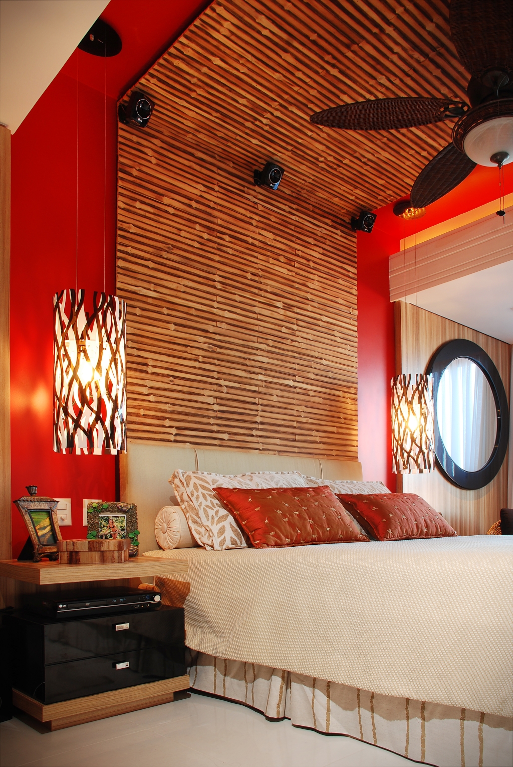 Quarto da cobertura em Bombinhas (SC) projetado pelo escritório Lupatini, Lima e Ramos com painel de bambu até o teto. Custo estimado de R$ 1.800 | Le Click/Divulgação