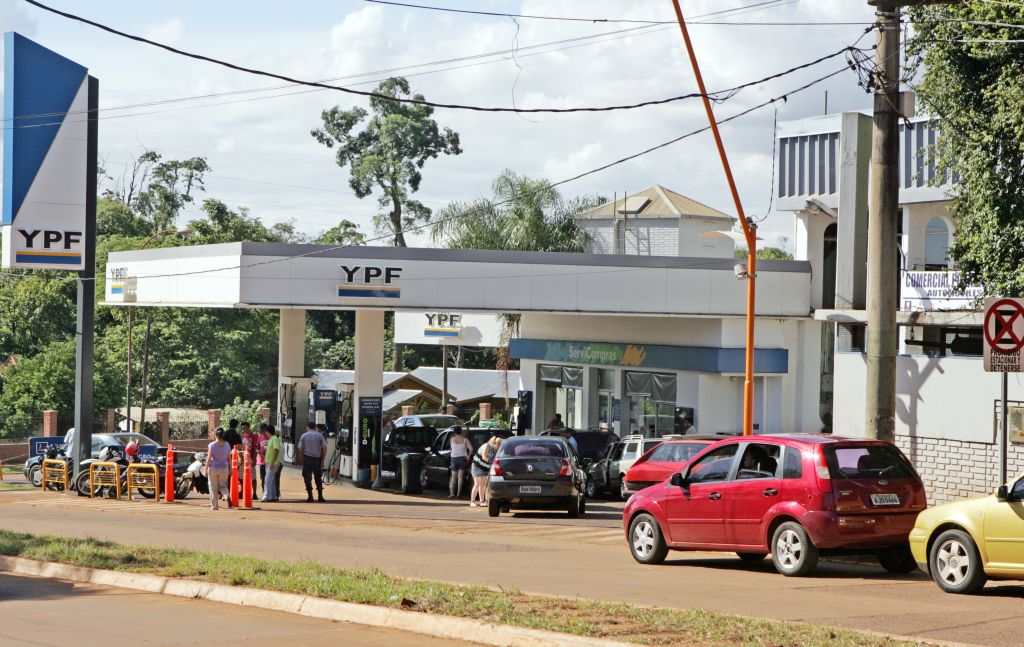 Movimento de carros com placa do Brasil em Puerto Iguazú: argentinos querem preferência na hora de abastecer | Cristhian Rizzi/ Gazeta do Povo