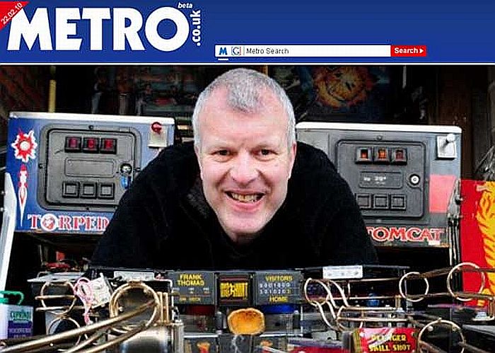 Eddie Mole posa orgulhoso com uma de suas 120 máquinas de pinball | Reprodução/Metro.co.uk