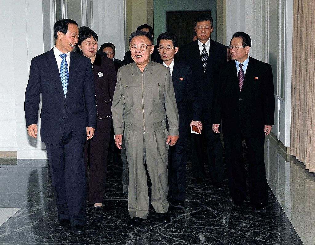 Líder norte-coreano Kim Jong-il (Centro) e o diplomata chinês Wang Jiarui (esquerda) | Reuters