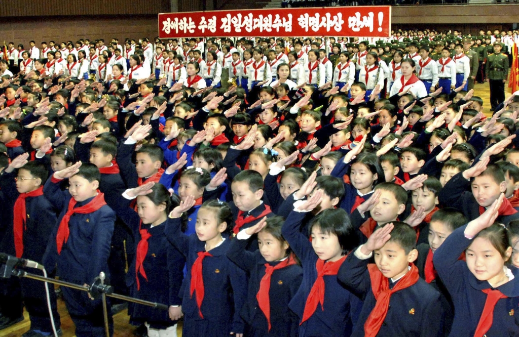 Crianças da Coreia do Norte participam da comemoração do aniversário de Kim Jong-il | Reuters