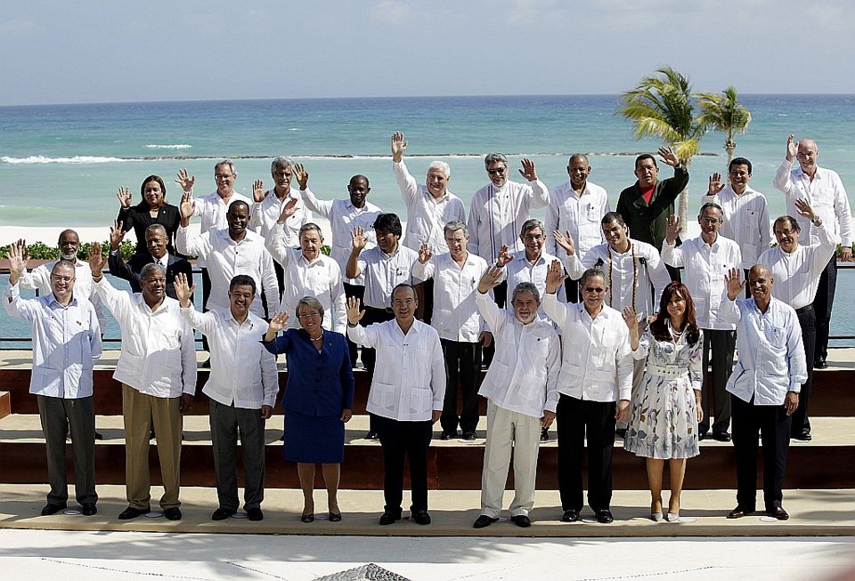 Líderes acenam durante foto oficial do encontro do Grupo do Rio, no México | Reuters