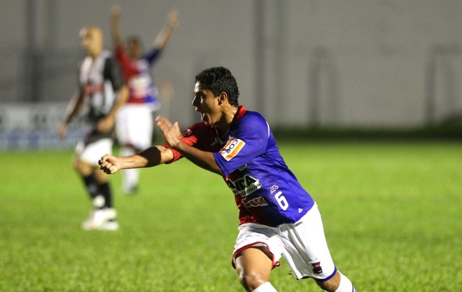 Pará comemora muito o gol que abriu o placar na Vila. Alegria paranista durou pouco | 