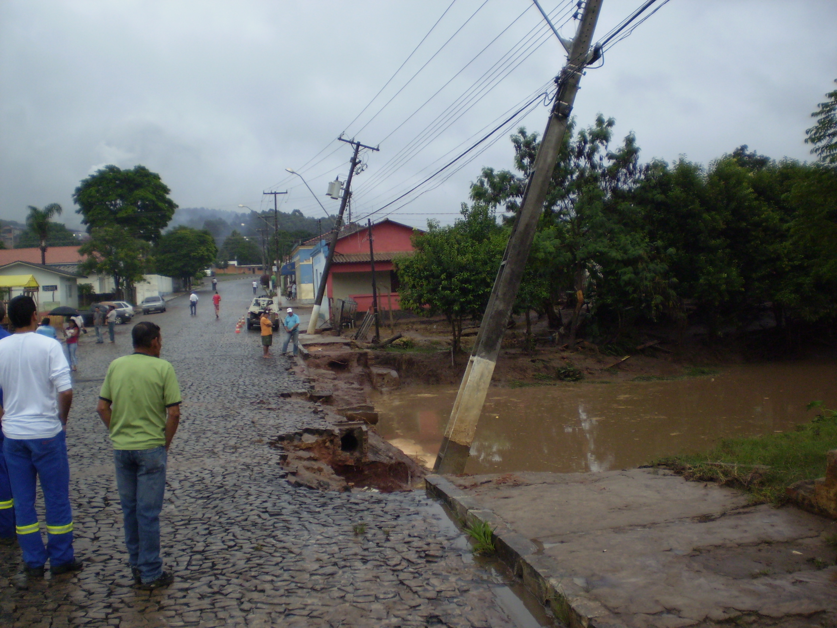 Infraestrutura elétrica danificada no município de Sengés, antes de ser restaurada pela Copel | foto