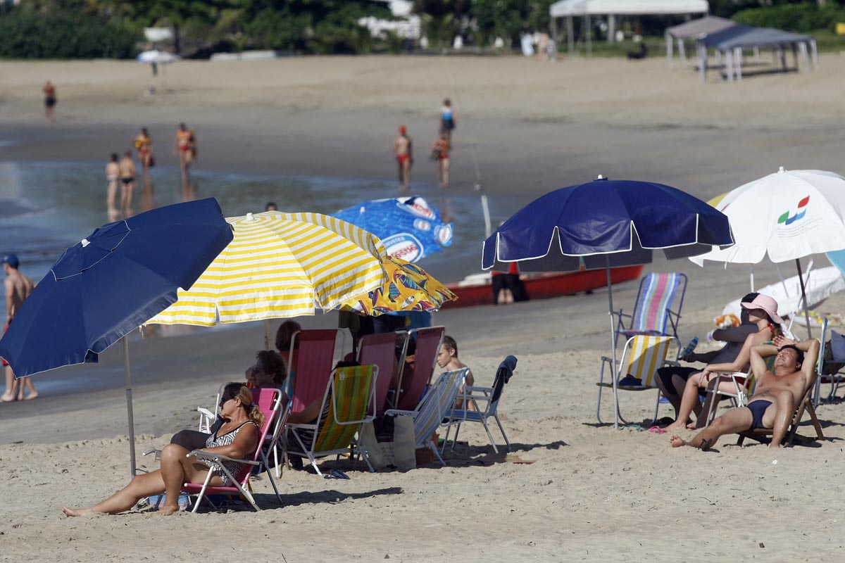 Quinta-feira terá sol forte, muito calor e pouca possibilidade de chuvas nas praias do Paraná | Valterci Santos/Gazeta do Povo