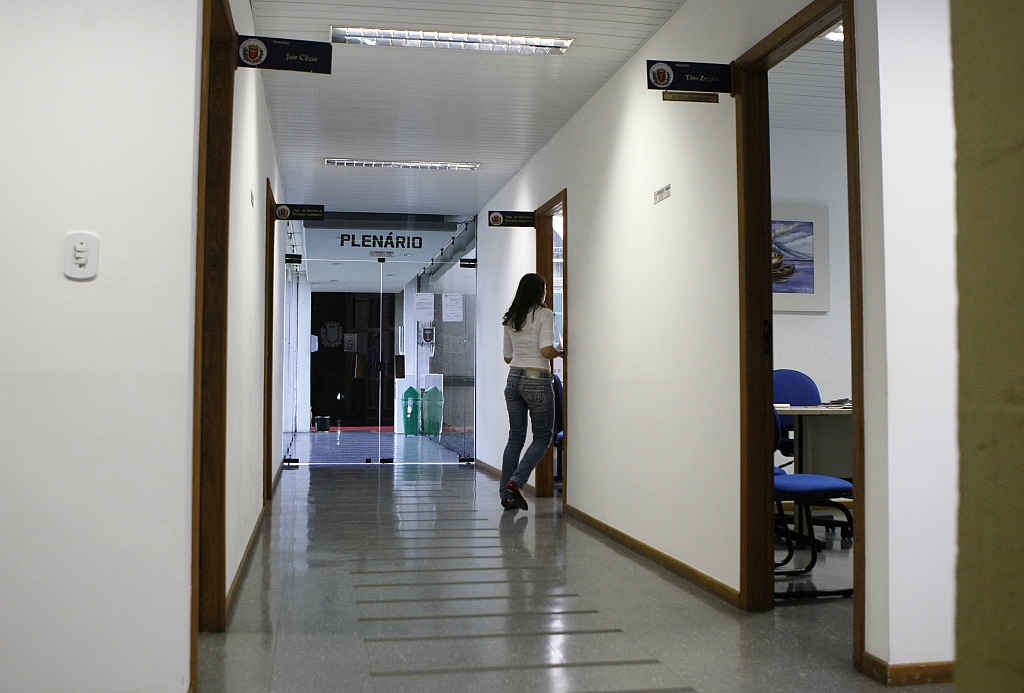 Corredores da Câmara de Curitiba ontem estavam quase vazios | Rodolfo Bührer/ Gazeta do Povo