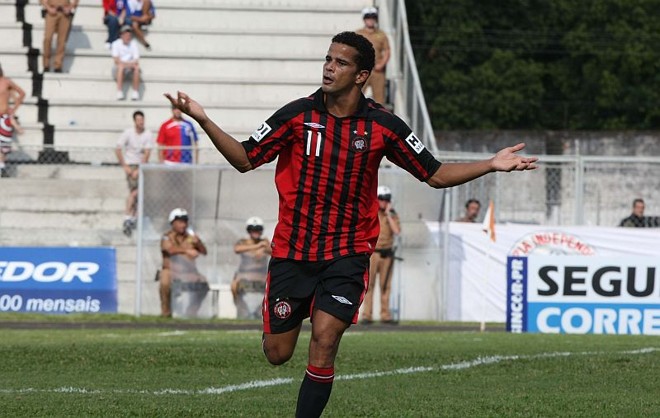 Bruno Mineiro comemora o gol que deu a vitória ao Atlético no clássico contra o Paraná | Pedro Serápio/Gazeta do Povo
