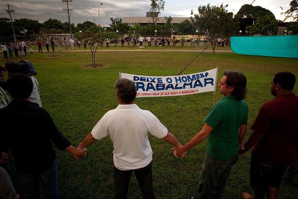 Manifestantes fazem ato pró- Arruda em frente da PF em Brasília | Ed Ferreira/AE