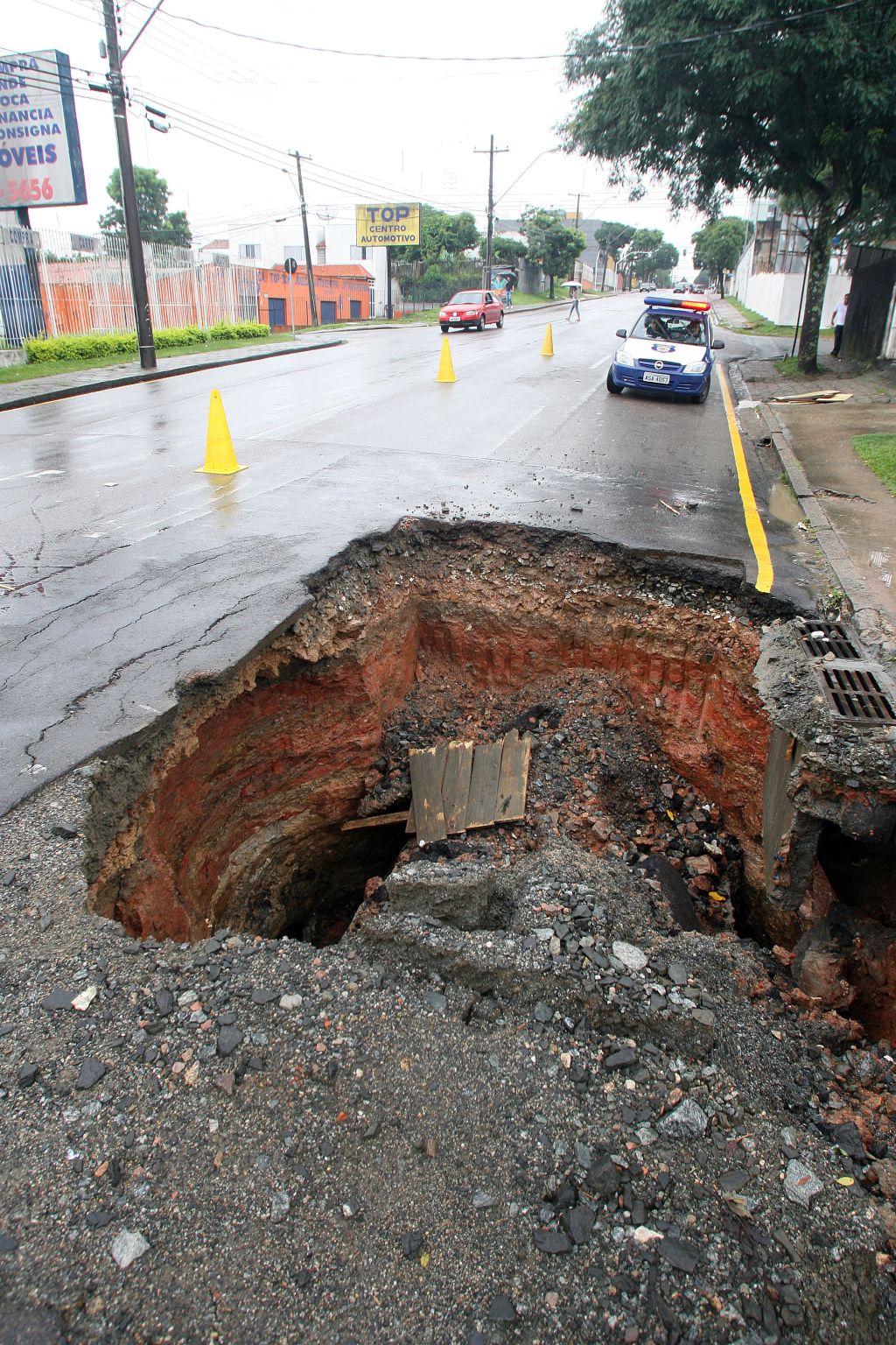 Toda a pista da via rápida foi interditada por causa do risco de desabamento | Hedeson Alves/Gazeta do Povo