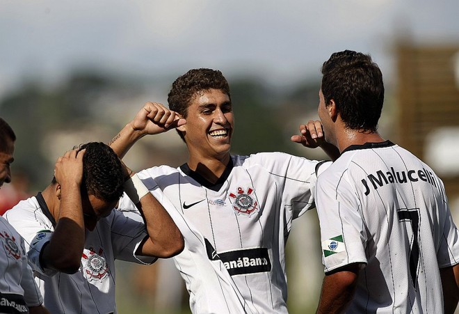 Thiago Araújo (de frente) fez o segundo gol do Corinthians | 