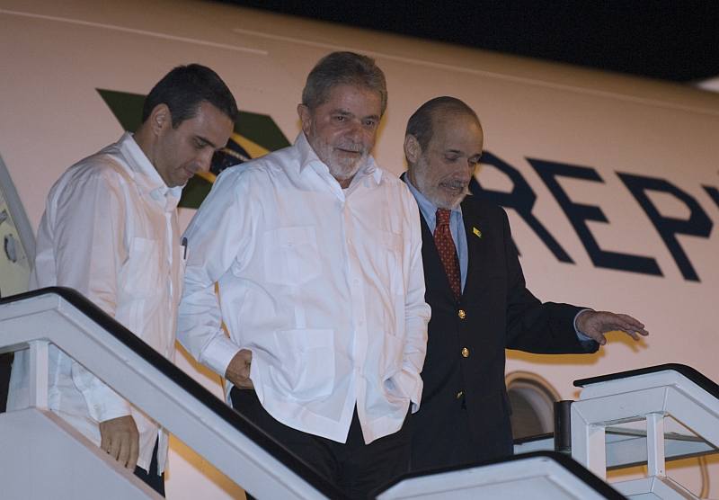 O presidente Luiz Inácio Lula da Silva desembarca em Cuba para despedir-se de Fídel Castro | Adalberto Roque / AFP